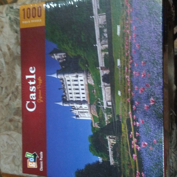 New Castle 1000 Piece Puzzle - Picture 1 of 1